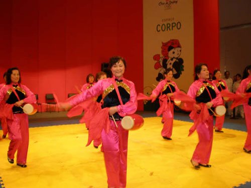 巴西中华妇女会腰鼓队庆奥运