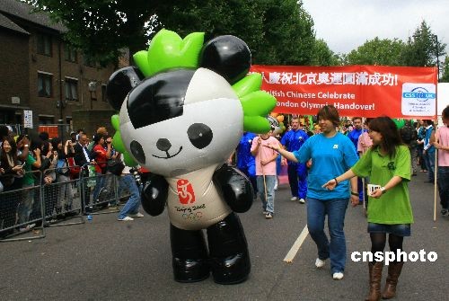 华人在诺丁山狂欢节庆北京奥运